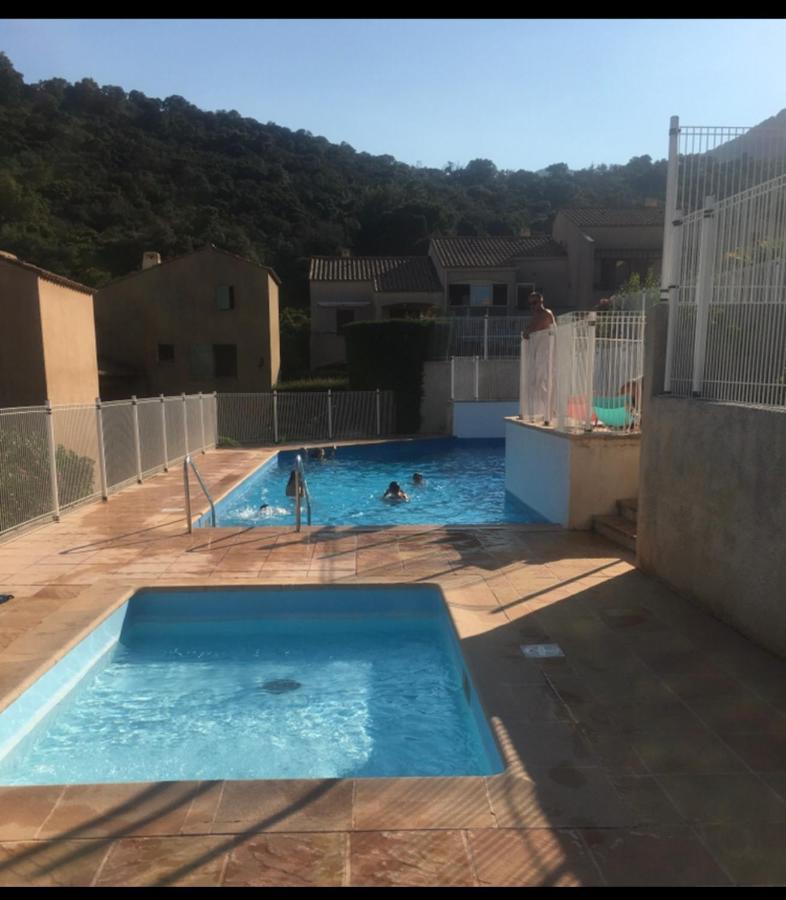 Cavalaire Vue Mer Au Loin Maisonnette Tout Equipee Pour 4 Personnes Avec Piscine Clim Wifi Velos Tv Barbecues Exterior foto