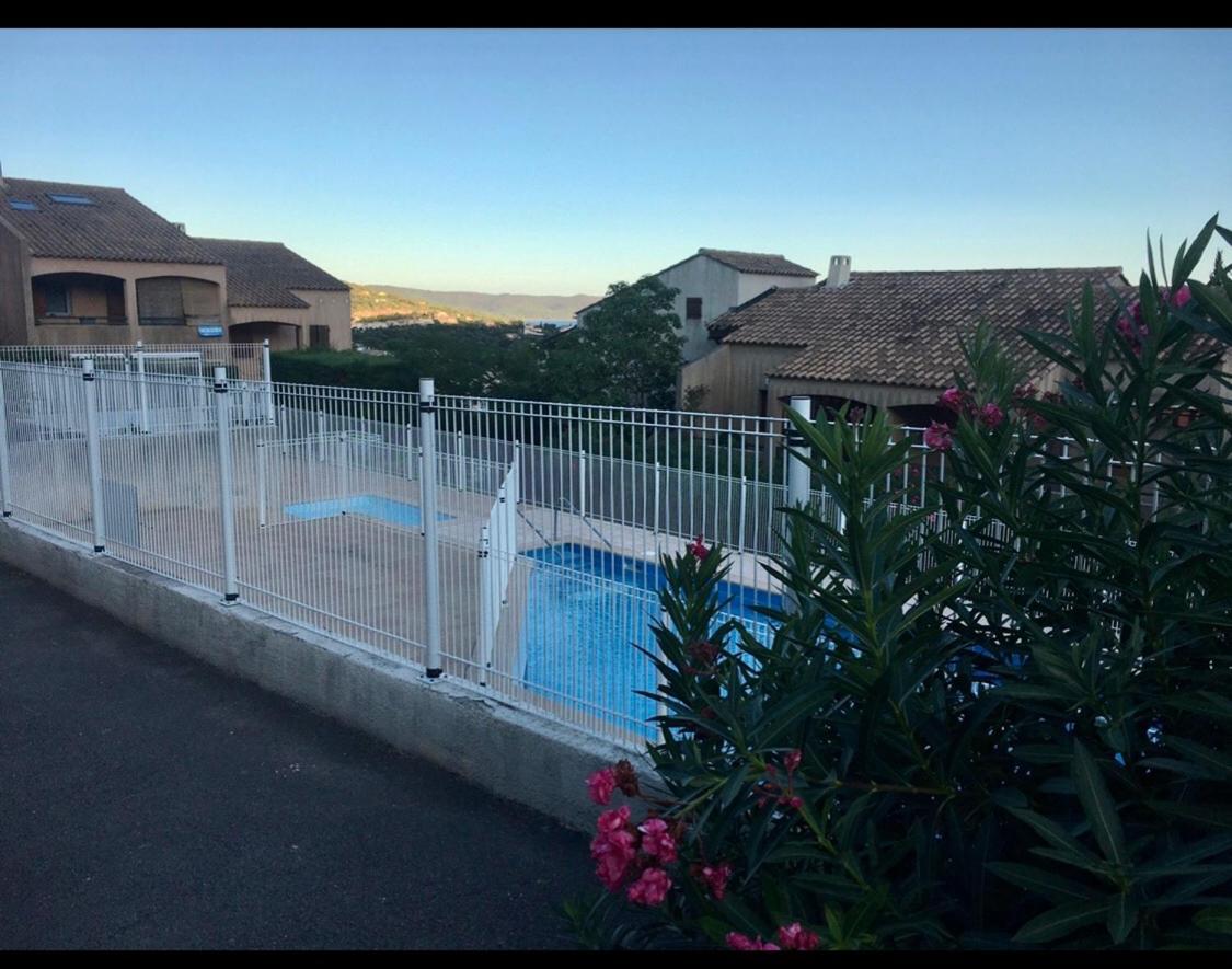 Cavalaire Vue Mer Au Loin Maisonnette Tout Equipee Pour 4 Personnes Avec Piscine Clim Wifi Velos Tv Barbecues Exterior foto